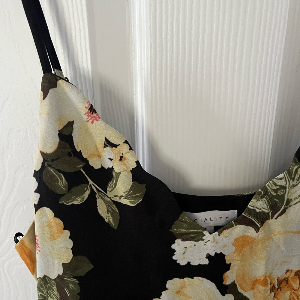 Socialite Black Floral Scalloped Tank - Picture 2 of 4
